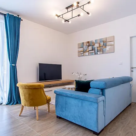 Ledeno Luxury سبليت