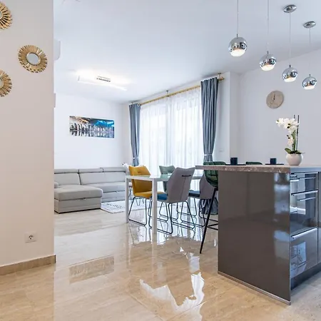 Ledeno Luxury شقة سبليت