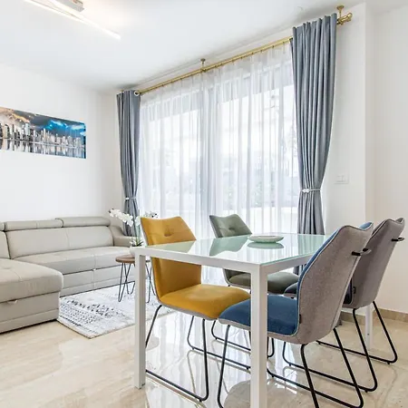 Ledeno Luxury سبليت